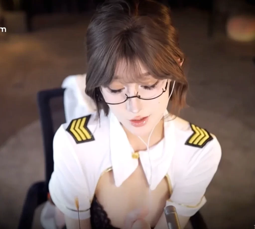 张爱玲qvq的付费作品〈空姐的航空服务〉：揭秘航空业背后的真实故事-视听日记VIP