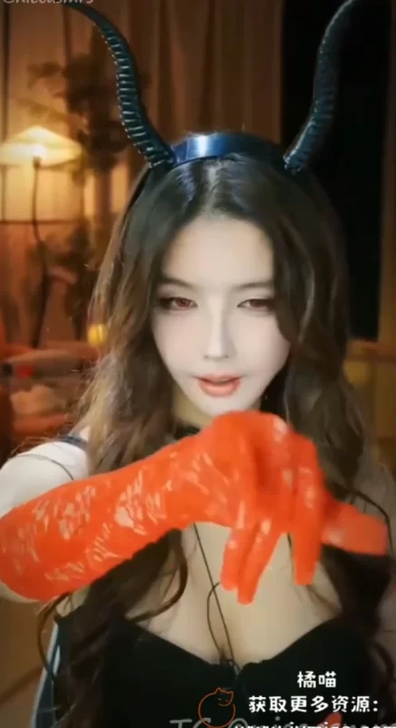 斗鱼大艺术嘉惊艳演绎!红色蕾丝手套女魔王COS,暗黑美学颠覆想象-视听日记VIP