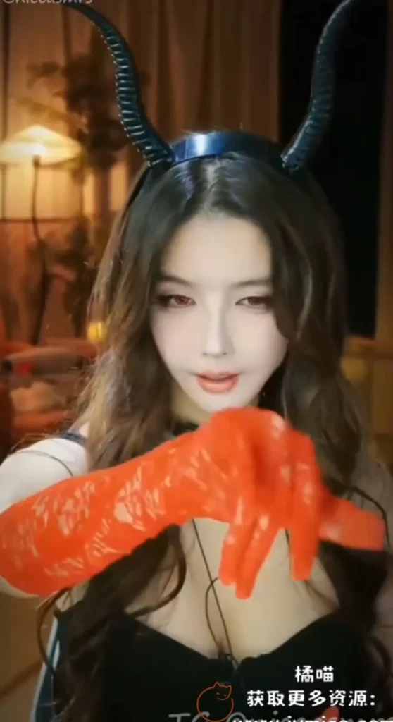 斗鱼大艺术嘉惊艳演绎！红色蕾丝手套女魔王COS，暗黑美学颠覆想象-视听日记VIP
